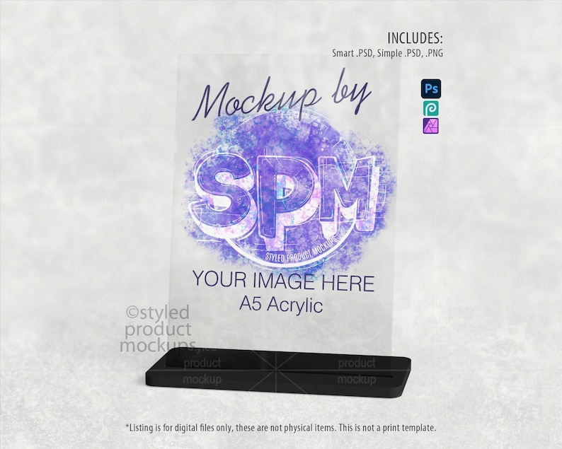 Puede incluir: Una maqueta acr&iacute;lica A5 transparente con una base negra, que muestra el texto "Mockup by SPM" y "Your Image Here". La imagen incluye iconos de software de dise&ntilde;o y el texto "Includes: Smart .PSD, Simple .PSD, .PNG."