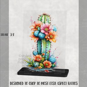 Puede incluir: Ilustraci&oacute;n en acuarela de un cactus con flores de color naranja brillante, rosa y azul. El cactus presenta tonos verdes y azules. La imagen est&aacute; dise&ntilde;ada para recortarse a la mayor&iacute;a de las proporciones de Etsy.