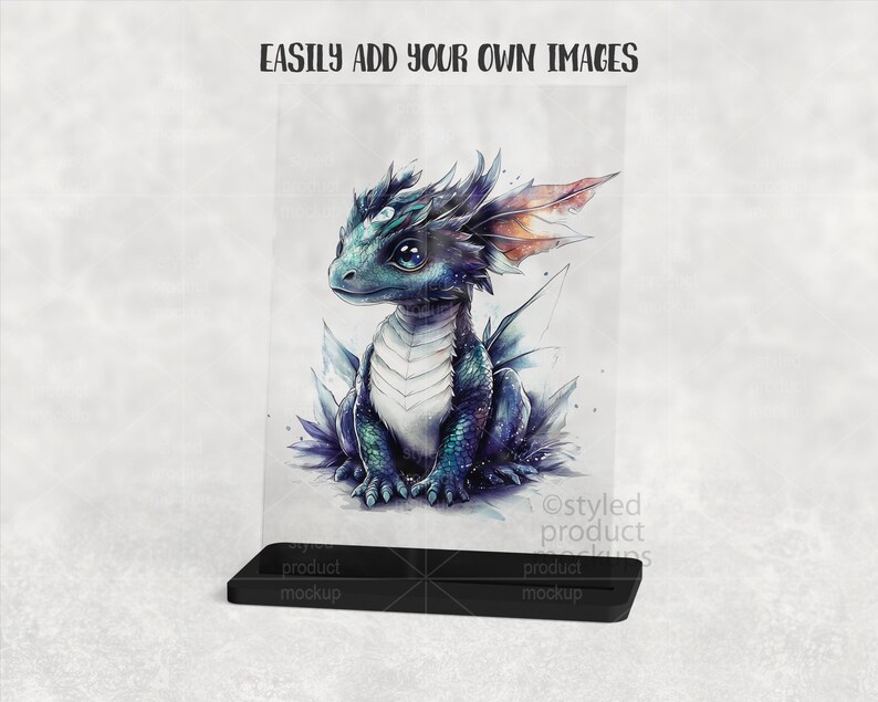 Puede incluir: Ilustraci&oacute;n en acuarela de un beb&eacute; drag&oacute;n con escamas azules y verdes, sentado sobre un lecho de cristales morados y azules. El drag&oacute;n tiene ojos grandes y expresivos y peque&ntilde;as alas con detalles en naranja. El texto "EASILY ADD YOUR OWN IMAGES" est&aacute; arriba.