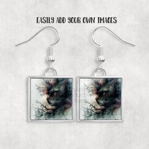 Pu&ograve; includere: Orecchini quadrati color argento con un design dettagliato di una faccia di gatto. Il volto del gatto &egrave; raffigurato in tonalit&agrave; di nero, verde e rosso, con dettagli intricati. Gli orecchini hanno una chiusura a gancio. Il testo "EASILY ADD YOUR OWN IMAGES" &egrave; in alto.