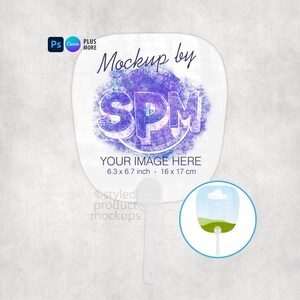 K&ouml;nnte beinhalten: Ein wei&szlig;es Handf&auml;cher-Mockup mit dem Text "Mockup by SPM" und "YOUR IMAGE HERE". Der F&auml;cher misst 16 x 17 cm. Eine kleine Illustration eines F&auml;chers befindet sich in der unteren rechten Ecke. Der F&auml;cher hat einen wei&szlig;en Griff.