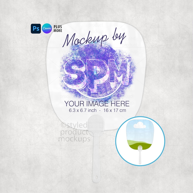 K&ouml;nnte beinhalten: Ein wei&szlig;es Handf&auml;cher-Mockup mit dem Text "Mockup by SPM" und "YOUR IMAGE HERE". Der F&auml;cher misst 16 x 17 cm. Eine kleine Illustration eines F&auml;chers befindet sich in der unteren rechten Ecke. Der F&auml;cher hat einen wei&szlig;en Griff.