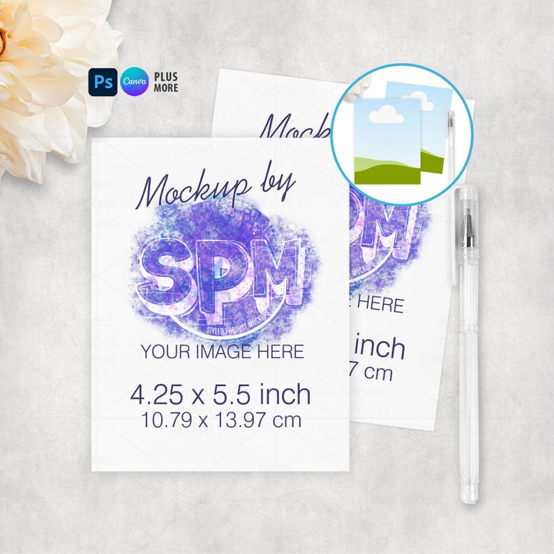 Puede incluir: Maqueta de dos tarjetas blancas, una delante de la otra, con el texto "Mockup by SPM" y "YOUR IMAGE HERE". Las tarjetas miden 10,79 x 13,97 cm. Un bol&iacute;grafo transparente est&aacute; a la derecha.