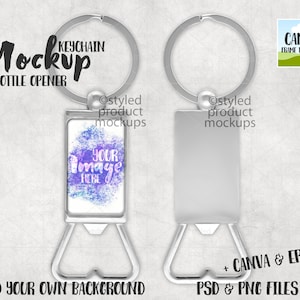 Pode incluir: Uma maquete de abridor de garrafas com chaveiro de prata com um espaço retangular para um design. A maquete está sobre um fundo cinza com o texto "Mockup Bottle Opener" e "Add Your Own Background".