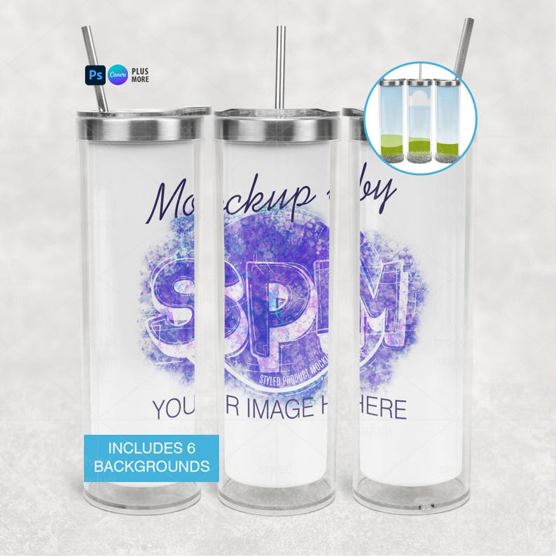Op de afbeelding: Drie heldere, cilindrische bekers met zilveren deksels en rietjes. De bekers hebben een witte achtergrond met een paars ontwerp en de tekst "Mockup by SPM". De afbeelding bevat de tekst "Includes 6 Backgrounds".