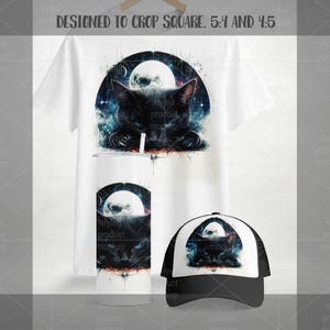 Pu&ograve; includere: Una t-shirt bianca, un bicchiere cilindrico alto e un cappellino da baseball, ognuno con la grafica di un gatto nero dagli occhi blu luminosi su uno sfondo cosmico con luna piena. Il testo DESIGNED TO CROP SQUARE, 5:4 AND 4:5 &egrave; visibile.