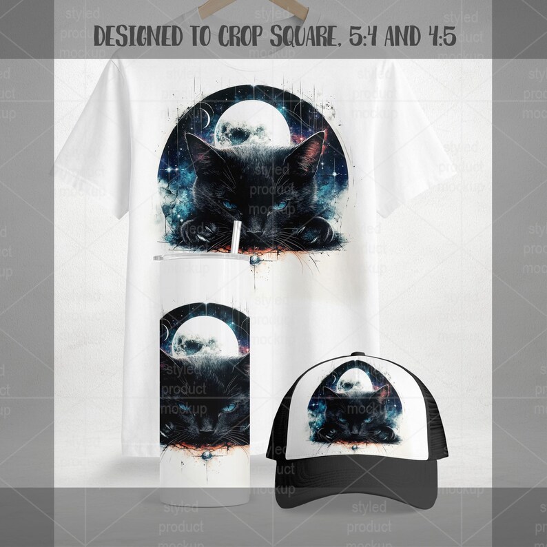 Pu&ograve; includere: Una t-shirt bianca, un bicchiere cilindrico alto e un cappellino da baseball, ognuno con la grafica di un gatto nero dagli occhi blu luminosi su uno sfondo cosmico con luna piena. Il testo DESIGNED TO CROP SQUARE, 5:4 AND 4:5 &egrave; visibile.