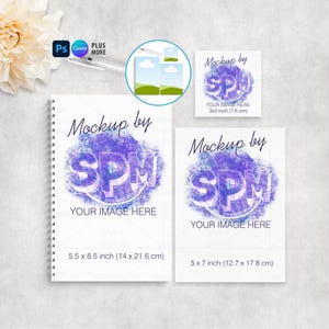 Op de afbeelding: Een mockup met een spiraalgebonden notitieboek, een klein vierkant notitieblok en een rechthoekig notitieblok. De notitieboeken tonen de tekst "Mockup by SPM" en "Your Image Here". Het grote notitieboek meet 14 x 21,6 cm.