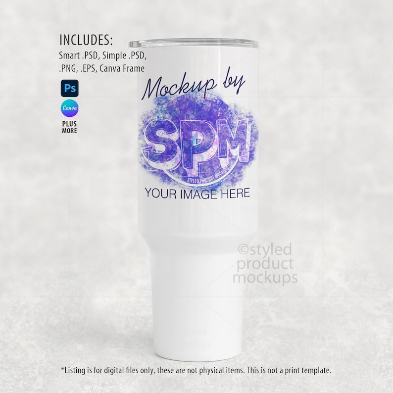 K&ouml;nnte beinhalten: Ein wei&szlig;er Becher mit silbernem Rand, der ein lila und blaues Design mit dem Text "SPM" und "YOUR IMAGE HERE" zeigt. Der Becher ist ein Mockup f&uuml;r digitale Designs, mit dem Text "Mockup by" dar&uuml;ber.
