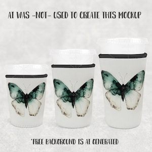 K&ouml;nnte beinhalten: Drei wei&szlig;e Getr&auml;nke-H&uuml;llen mit schwarzem Rand und einem Schmetterlingsdesign. Die Schmetterlinge haben t&uuml;rkis-wei&szlig;e Fl&uuml;gel. Der Text "AI WAS -NOT- USED TO CREATE THIS MOCKUP" und "*FREE BACKGROUND IS AI GENERATED" befindet sich oben und unten im Bild.