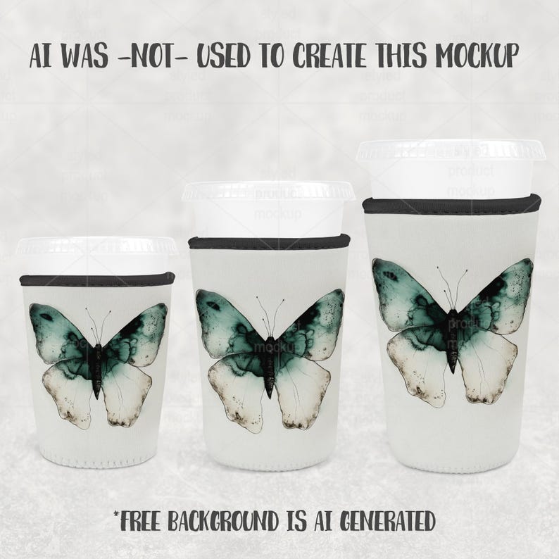 K&ouml;nnte beinhalten: Drei wei&szlig;e Getr&auml;nke-H&uuml;llen mit schwarzem Rand und einem Schmetterlingsdesign. Die Schmetterlinge haben t&uuml;rkis-wei&szlig;e Fl&uuml;gel. Der Text "AI WAS -NOT- USED TO CREATE THIS MOCKUP" und "*FREE BACKGROUND IS AI GENERATED" befindet sich oben und unten im Bild.