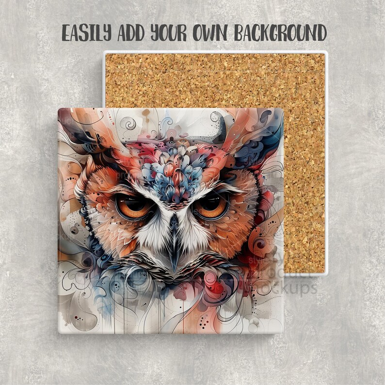 Puede incluir: Posavasos cuadrado de cer&aacute;mica con una detallada ilustraci&oacute;n de un b&uacute;ho en tonos naranja, azul y rojo. Los ojos del b&uacute;ho son de un llamativo color naranja. El posavasos se combina con un respaldo de corcho. El texto en la parte superior dice "EASILY ADD YOUR OWN BACKGROUND."