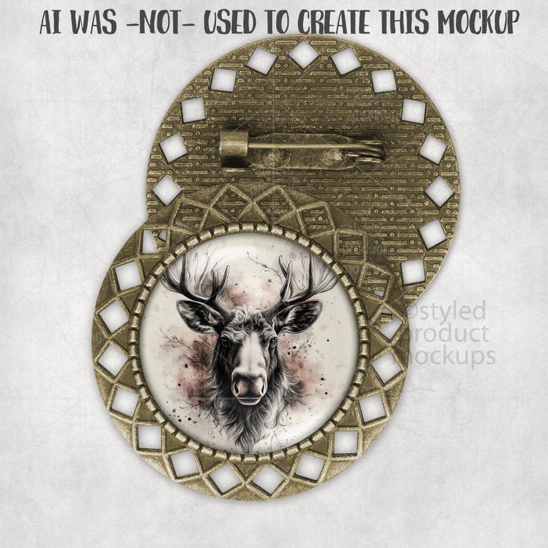 Op de afbeelding: Een ronde broche in antieke stijl met een gedetailleerde illustratie van een eland. De broche heeft een bronskleurig metalen frame met een decoratief geometrisch patroon. De elandillustratie is in zwart-wit met een vleugje roze.