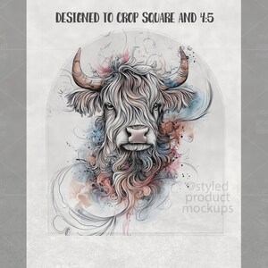 Op de afbeelding: Een artistieke illustratie van een Schotse Hooglander met lange, ruige vacht en gebogen hoorns. Het ontwerp bevat aquarel-achtige kleurspatten en de tekst "DESIGNED TO CROP SQUARE AND 4:5". De achtergrond is neutraal.