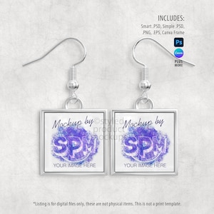 Pu&ograve; includere: Un paio di orecchini quadrati color argento con sfondo bianco. Ogni orecchino presenta un design quadrato con il testo "Mockup by SPM" e "YOUR IMAGE HERE" in un design viola e blu. Gli orecchini sono esposti su una superficie strutturata grigio chiaro.