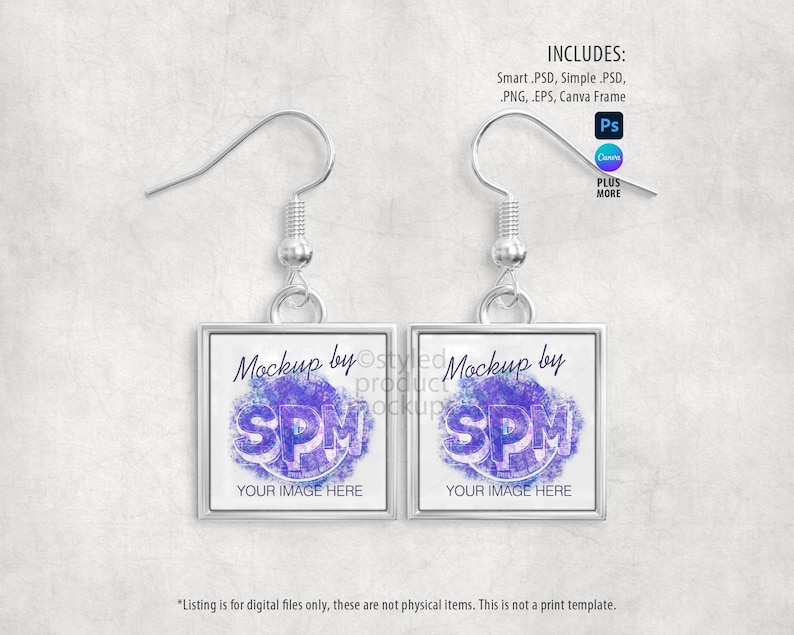 Pu&ograve; includere: Un paio di orecchini quadrati color argento con sfondo bianco. Ogni orecchino presenta un design quadrato con il testo "Mockup by SPM" e "YOUR IMAGE HERE" in un design viola e blu. Gli orecchini sono esposti su una superficie strutturata grigio chiaro.