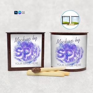 Op de afbeelding: Twee bruine snackbakjes met witte etiketten met de tekst Mockup by SPM YOUR IMAGE HERE over een paarse aquarelcirkel. Drie lichtgekleurde koekjesstokjes, waarvan er &eacute;&eacute;n in chocolade is gedoopt, liggen voor de bakjes.