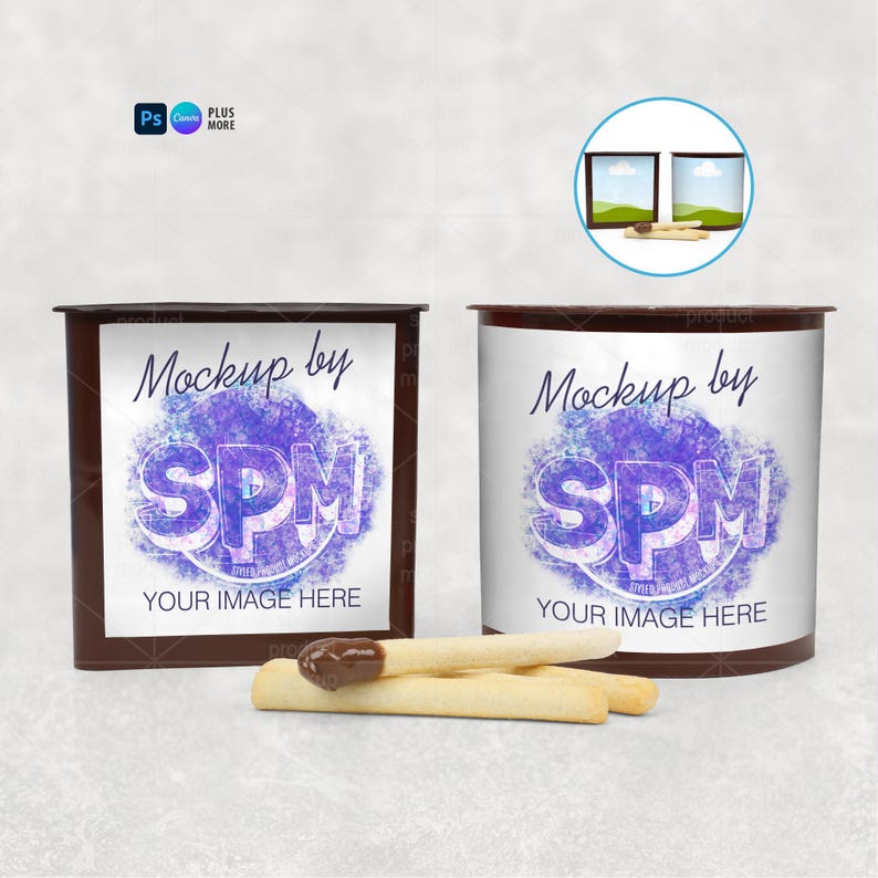 Op de afbeelding: Twee bruine snackbakjes met witte etiketten met de tekst Mockup by SPM YOUR IMAGE HERE over een paarse aquarelcirkel. Drie lichtgekleurde koekjesstokjes, waarvan er &eacute;&eacute;n in chocolade is gedoopt, liggen voor de bakjes.