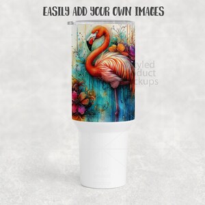K&ouml;nnte beinhalten: Ein wei&szlig;er Becher mit einem Aquarell-Flamingo-Design. Der Flamingo hat orange und rosa Federn, vor einem t&uuml;rkisblauen Hintergrund mit floralen Akzenten. Der Text oben lautet: EASILY ADD YOUR OWN IMAGES.