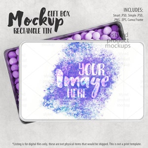 Op de afbeelding: Een witte rechthoekige blikken geschenkdoos mockup met een aquarelontwerp en de tekst "YOUR Image HERE". De doos is open en gevuld met paarse snoepjes.