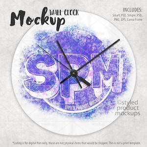 Könnte beinhalten: Ein weißer Wanduhren-Mockup mit einem lilafarbenen Aquarelldesign und schwarzen Zeigern. Das Zifferblatt der Uhr zeigt den Text "SPM" in einer stilisierten Schriftart. Der Text "Styled Product Mockups" ist ebenfalls auf dem Zifferblatt der Uhr zu sehen.