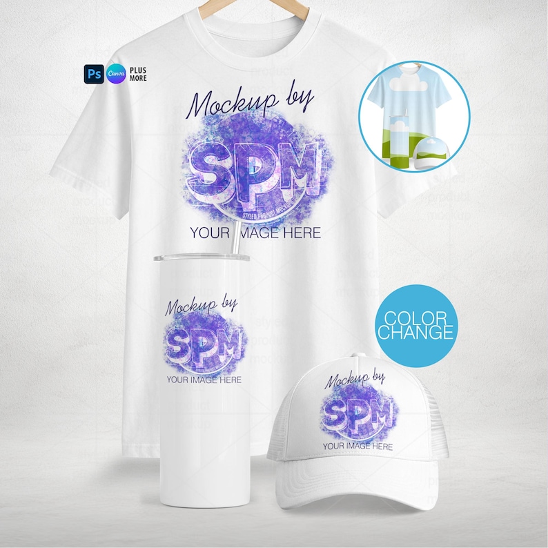 Pu&ograve; includere: Una t-shirt bianca, un bicchiere cilindrico alto e un cappellino da baseball bianco, ognuno con una grafica a cerchio acquerellato viola con il testo Mockup by SPM YOUR IMAGE HERE. Un piccolo inserto circolare mostra un cielo blu e un paesaggio verde.