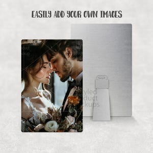 Puede incluir: Maqueta de impresi&oacute;n met&aacute;lica con una foto rectangular de una pareja y un soporte. La foto muestra a un hombre y una mujer abraz&aacute;ndose, con un ramo de flores. El texto "EASILY ADD YOUR OWN IMAGES" est&aacute; en la parte superior.