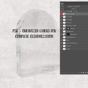 Pu&ograve; includere: Un mockup di prodotto in acrilico trasparente a forma di arco con il testo "PSD - ORGANIZED LAYERS FOR COMPLETE CUSTOMIZATION". Un'interfaccia digitale con livelli &egrave; visibile a destra. Mockup per la presentazione del prodotto.