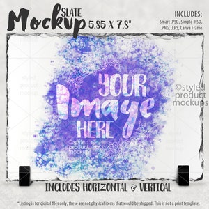 Puede incluir: Una maqueta de un letrero de pizarra con un fondo de acuarela. El letrero mide 14,86 cm por 19,81 cm y tiene un fondo blanco con un diseño de acuarela morado y azul. El texto "YOUR IMAGE HERE" está escrito en blanco en el letrero. El letrero está sobre una superficie blanca.