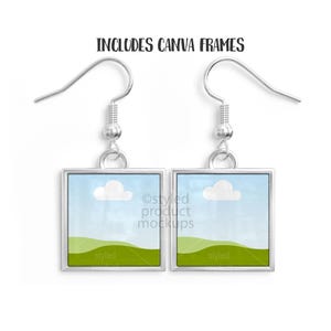 Pu&ograve; includere: Orecchini quadrati color argento con un design a paesaggio. Ogni orecchino presenta una cornice quadrata con cielo blu, nuvola bianca e colline verdi. Il testo "INCLUDES CANVA FRAMES" &egrave; visibile in alto.