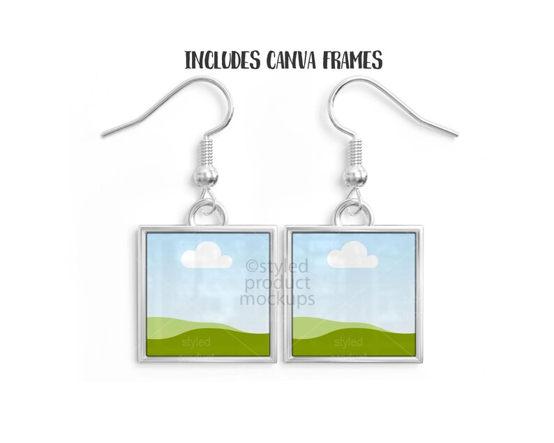 Pu&ograve; includere: Orecchini quadrati color argento con un design a paesaggio. Ogni orecchino presenta una cornice quadrata con cielo blu, nuvola bianca e colline verdi. Il testo "INCLUDES CANVA FRAMES" &egrave; visibile in alto.