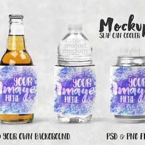 Può includere: Mockup di tre diversi refrigeratori per lattine con un design ad acquerello in tonalità di blu e viola. Il testo "Your Image Here" è stampato su ogni refrigeratore. I refrigeratori sono mostrati su uno sfondo grigio.