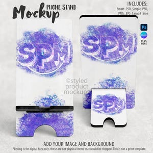 Puede incluir: Una maqueta de soporte para teléfono con fondo blanco y diseño de acuarela morado y azul. El soporte tiene las letras "SPM" en efecto 3D. Las palabras "Mockup" y "Phone Stand" están en la parte superior.