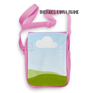 K&ouml;nnte beinhalten: Rosa Umh&auml;ngetasche mit Klappe mit einem Himmel- und Wolken-Design. Die Tasche hat einen rosa Riemen und Besatz. Der Text "INCLUDES CANVA FRAME" ist oben im Bild in Schwarz gedruckt.