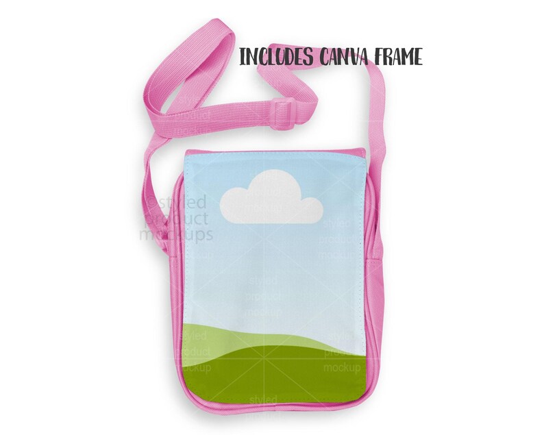 K&ouml;nnte beinhalten: Rosa Umh&auml;ngetasche mit Klappe mit einem Himmel- und Wolken-Design. Die Tasche hat einen rosa Riemen und Besatz. Der Text "INCLUDES CANVA FRAME" ist oben im Bild in Schwarz gedruckt.
