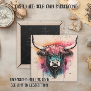 Puede incluir: Una impresi&oacute;n en lienzo cuadrada con una ilustraci&oacute;n de acuarela de una vaca de las Tierras Altas. La vaca tiene cuernos largos y una vibrante mezcla de pelaje rosa, azul y morado. El texto "EASILY ADD YOUR OWN BACKGROUND" y "BACKGROUND NOT INCLUDED SEE LINK IN DESCRIPTION" son visibles.