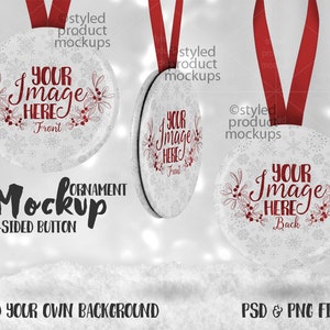 Könnte beinhalten: Ein Mockup eines doppelseitigen Weihnachtsbaumschmuck-Knopfes. Die Vorderseite zeigt einen weißen Hintergrund mit einem Schneeflockenmuster und dem Text "Your Image Here Front". Die Rückseite zeigt einen weißen Hintergrund mit einem Schneeflockenmuster und dem Text "Your Image Here Back".