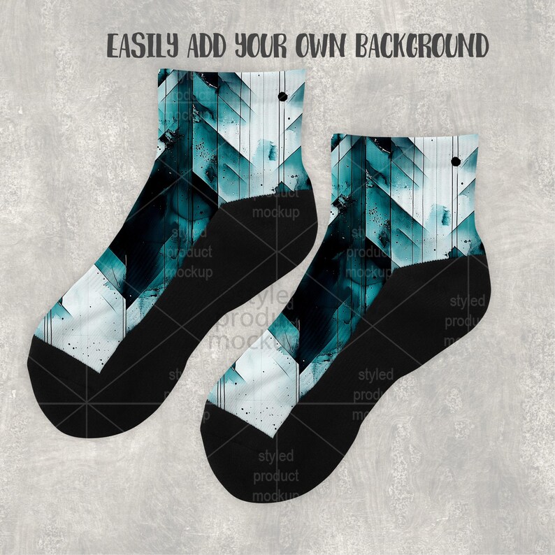 K&ouml;nnte beinhalten: Ein Paar Socken mit einem geometrischen Design in T&uuml;rkis, Wei&szlig; und Schwarz. Der obere Teil hat ein t&uuml;rkisfarbenes und wei&szlig;es Muster, w&auml;hrend der untere Teil und die Zehen schwarz sind. Der Text "EASILY ADD YOUR OWN BACKGROUND" steht oben.