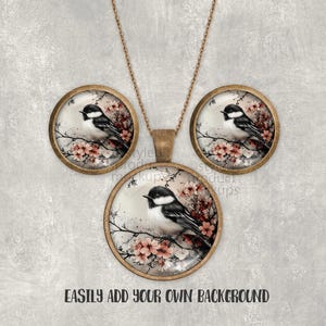 Może przedstawiać: Zestaw biżuterii z wisiorkiem i pasującymi kolczykami. Każdy element ma okrągłą, brązową ramkę z czarno-białym ptakiem siedzącym na gałęzi z r&oacute;żowymi kwiatami. Tekst "EASILY ADD YOUR OWN BACKGROUND" znajduje się na dole.