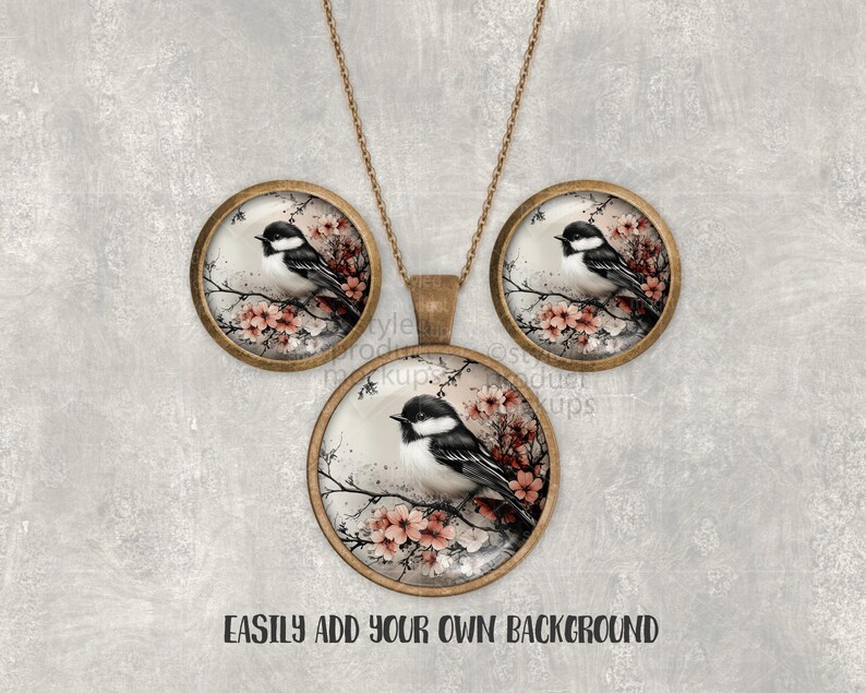 Może przedstawiać: Zestaw biżuterii z wisiorkiem i pasującymi kolczykami. Każdy element ma okrągłą, brązową ramkę z czarno-białym ptakiem siedzącym na gałęzi z r&oacute;żowymi kwiatami. Tekst "EASILY ADD YOUR OWN BACKGROUND" znajduje się na dole.