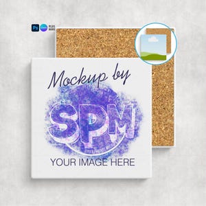 Puede incluir: Maqueta de producto cuadrada blanca con el texto "Mockup by SPM" y "Your Image Here" en un dise&ntilde;o morado y azul. Una posavasos de corcho est&aacute; detr&aacute;s de la maqueta. La imagen incluye los logotipos de Photoshop y Canva.