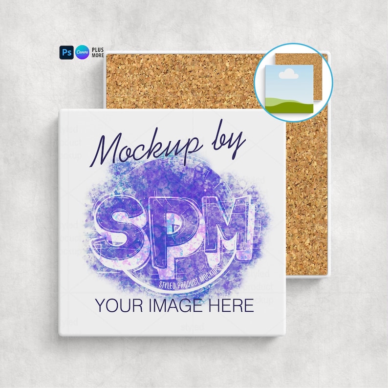 Puede incluir: Maqueta de producto cuadrada blanca con el texto "Mockup by SPM" y "Your Image Here" en un dise&ntilde;o morado y azul. Una posavasos de corcho est&aacute; detr&aacute;s de la maqueta. La imagen incluye los logotipos de Photoshop y Canva.