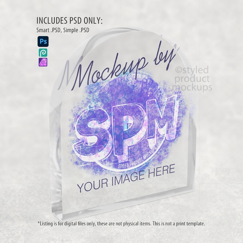Op de afbeelding: Transparante acryl product mockup met de tekst "Mockup by SPM" en "Your Image Here". Het ontwerp bevat een paars en blauw spat effect. De afbeelding bevat ook de tekst "Includes PSD Only" en de logo's voor Photoshop en andere ontwerpsoftware.