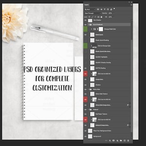Op de afbeelding: Een gestileerde productmockup met een wit spiraalgebonden notitieboek met de tekst "PSD ORGANIZED LAYERS FOR COMPLETE CUSTOMIZATION". Een doorzichtige pen en een bloem zijn ook zichtbaar. De mockup is aanpasbaar.