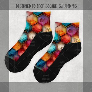 K&ouml;nnte beinhalten: Crew-Socken mit einem farbenfrohen geometrischen Design. Die Socken zeigen ein Muster aus miteinander verbundenen Sechsecken in Blau, Orange, Rot und Lila, umrandet in Gold, vor einem schwarzen Hintergrund. Die Socken sind f&uuml;r quadratische Zuschnitte, 5:4 und 4:5, konzipiert.