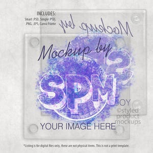 Może przedstawiać: Przezroczysty, kwadratowy makieta produktu z tekstem "Mockup by SPM" w fioletowo-białym wzorze. Widoczne są r&oacute;wnież słowa "Your Image Here". Obraz zawiera tekst "Includes: Smart .PSD, Simple .PSD, .PNG, .EPS, Canva Frame."