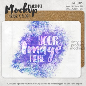 Puede incluir: Una maqueta de un mantel individual de 12,52 x 8,98 pulgadas con un diseño de acuarela en tonos de morado, azul y blanco. El texto "YOUR IMAGE HERE" se superpone al diseño.