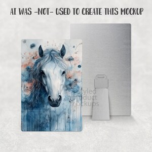 Puede incluir: Impresi&oacute;n met&aacute;lica rectangular con una pintura de acuarela de un caballo blanco, melena fluida y acentos florales azules y melocot&oacute;n. El texto "AI WAS -NOT- USED TO CREATE THIS MOCKUP" est&aacute; en la parte superior. Se ve un respaldo de metal plateado.