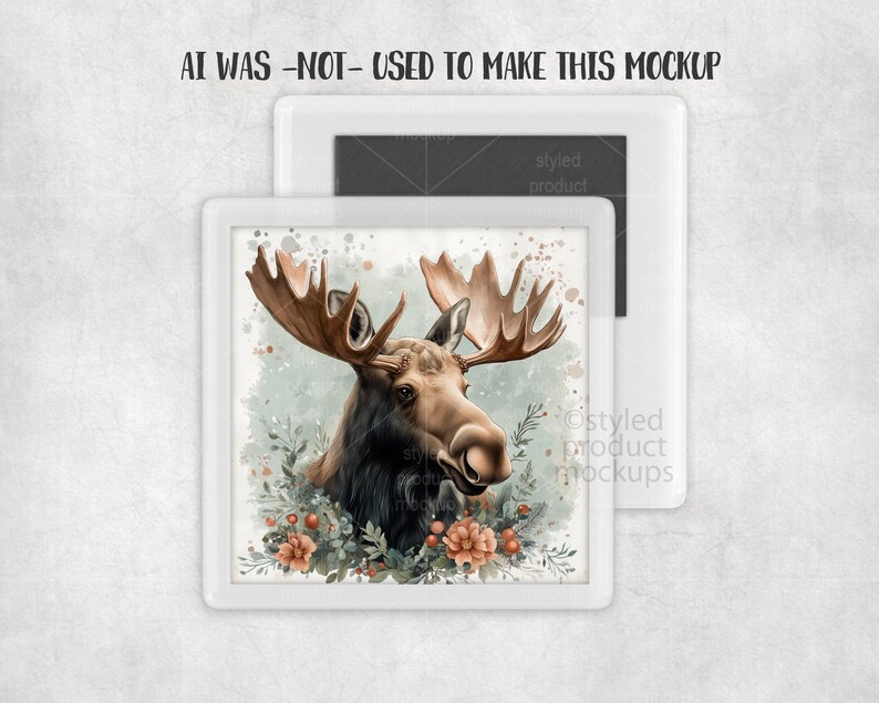 Puede incluir: Una impresi&oacute;n de estilo acuarela de un alce con grandes astas, rodeado de flores y vegetaci&oacute;n, en un marco blanco. El texto "AI WAS -NOT- USED TO MAKE THIS MOCKUP" est&aacute; en la parte superior.