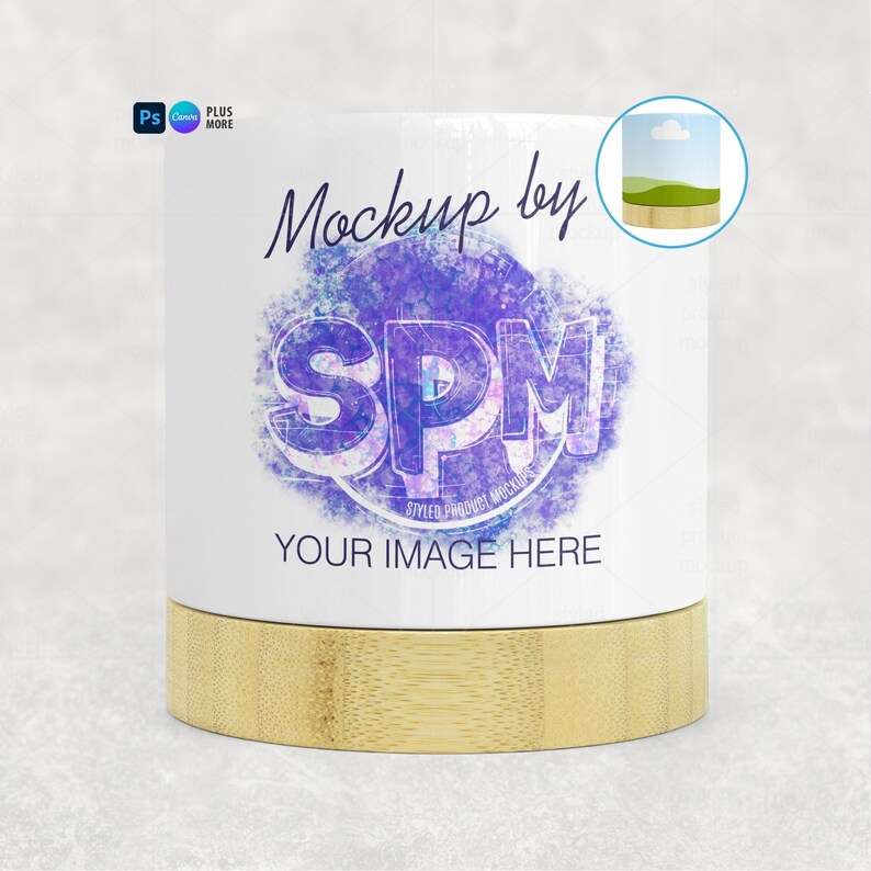 Op de afbeelding: Een cilindrische productmockup met een wit bovenstuk en een natuurlijke bamboe basis. Het ontwerp bevat de tekst "Mockup by SPM" in een gestileerd lettertype, met "YOUR IMAGE HERE" eronder. Een kleine afbeelding van een landschap staat rechtsboven.